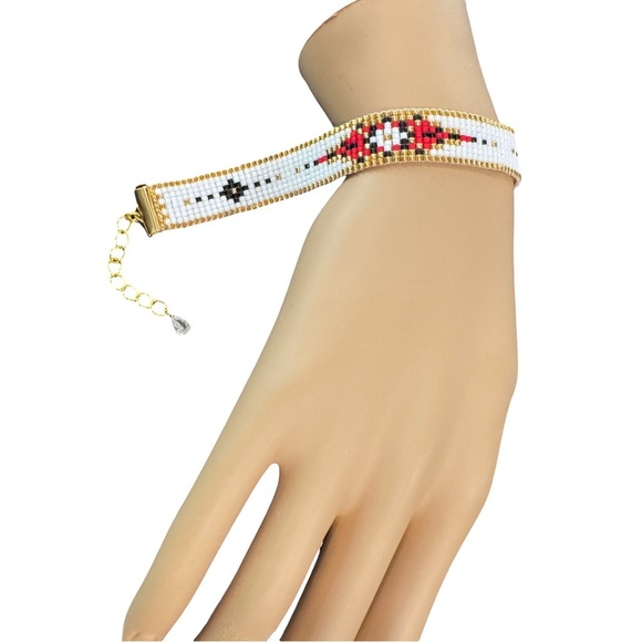 Hand crafted Beaded Bracelet Native American Floral Gold Accents - Picture 5 of 5